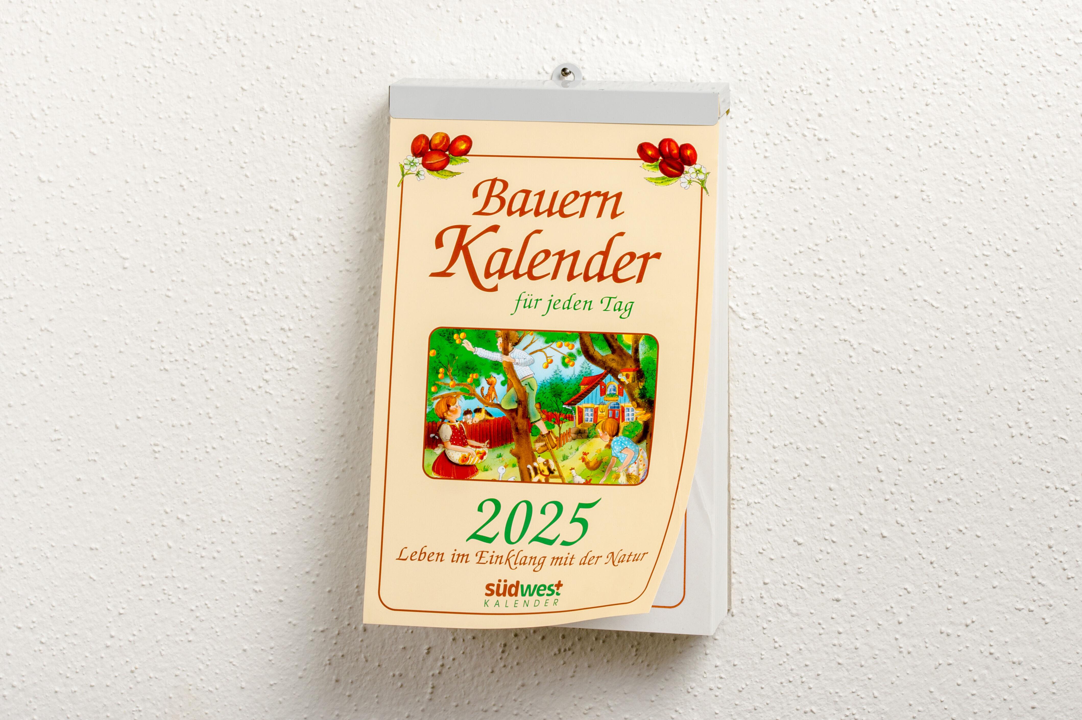 Bauernkalender für jeden Tag 2025 - Leben im Einklang mit der Natur  - Tagesabreißkalender zum Aufhängen, mit stabiler Blechbindung 13,0 x 21,1 cm