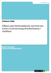 Öffnen einer Rotweinflasche am Tisch des Gastes (Unterweisung Hotelfachmann / -fachfrau)